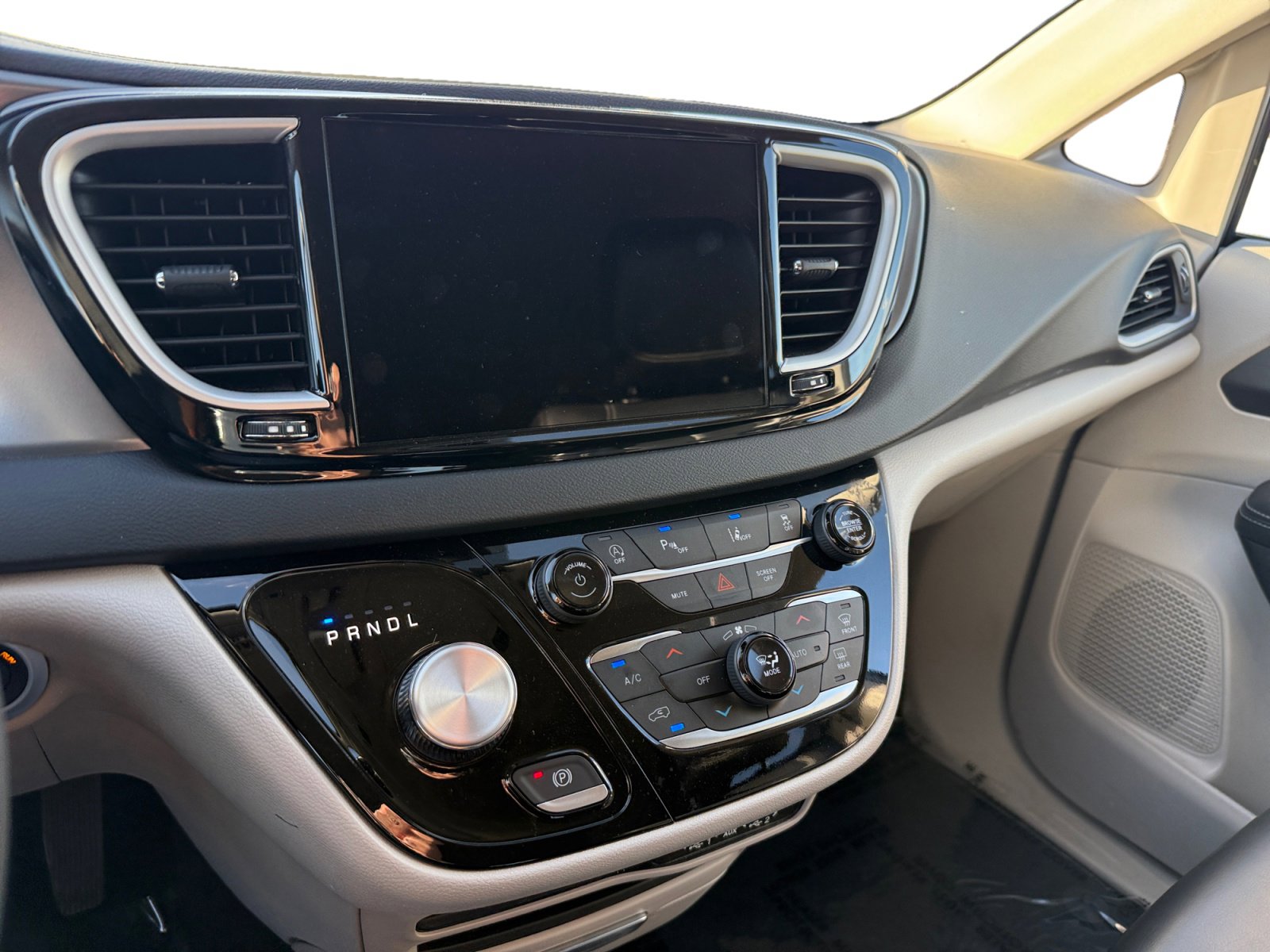 Used 2023 Chrysler Pacifica Touring-L image 12