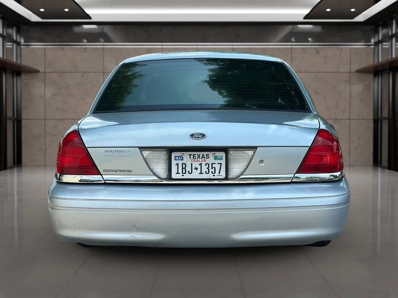 Used 2005 Ford Crown Victoria RWD image 16