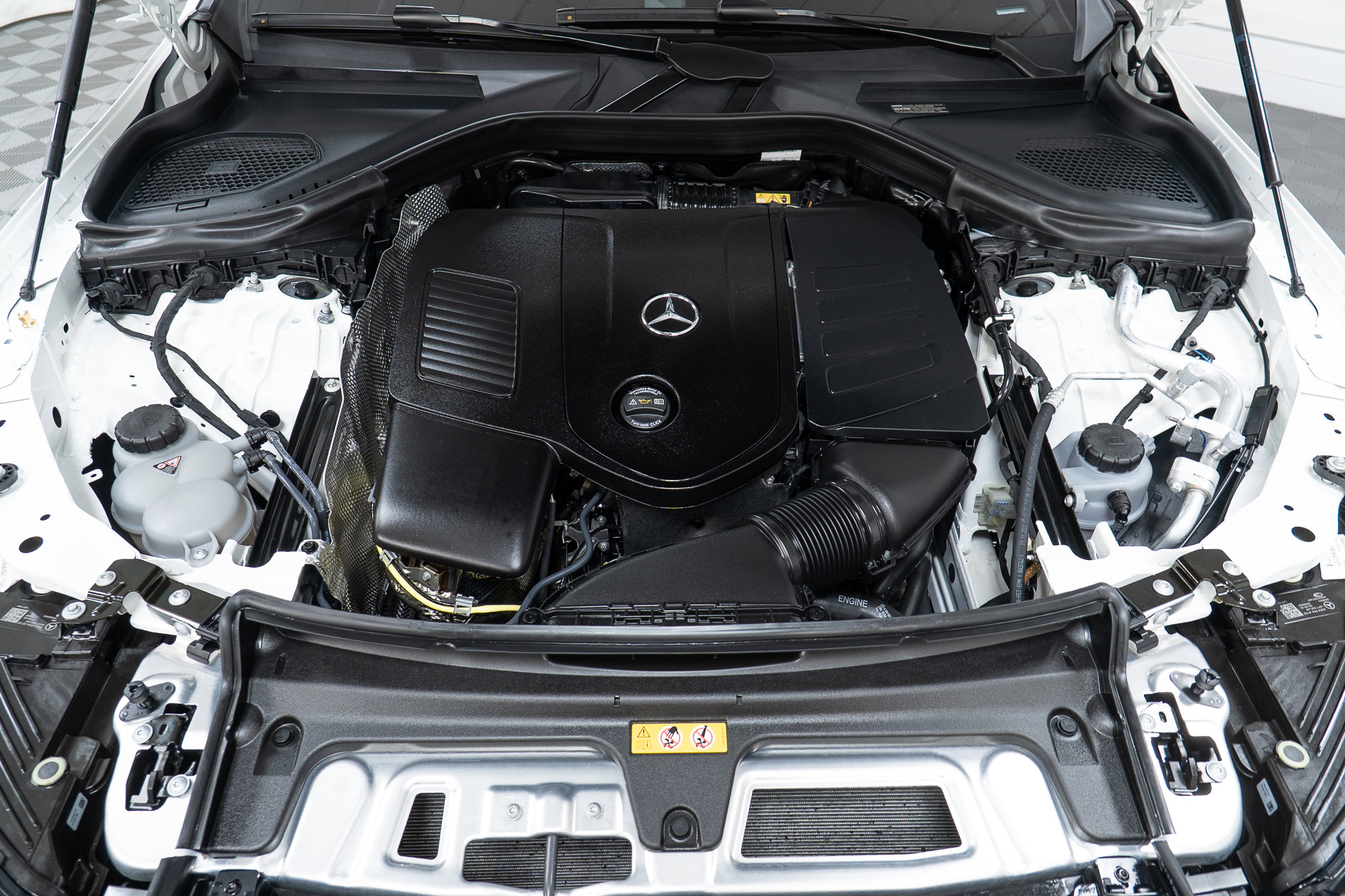 Used 2025 Mercedes-Benz GLC 300 4MATIC image 9