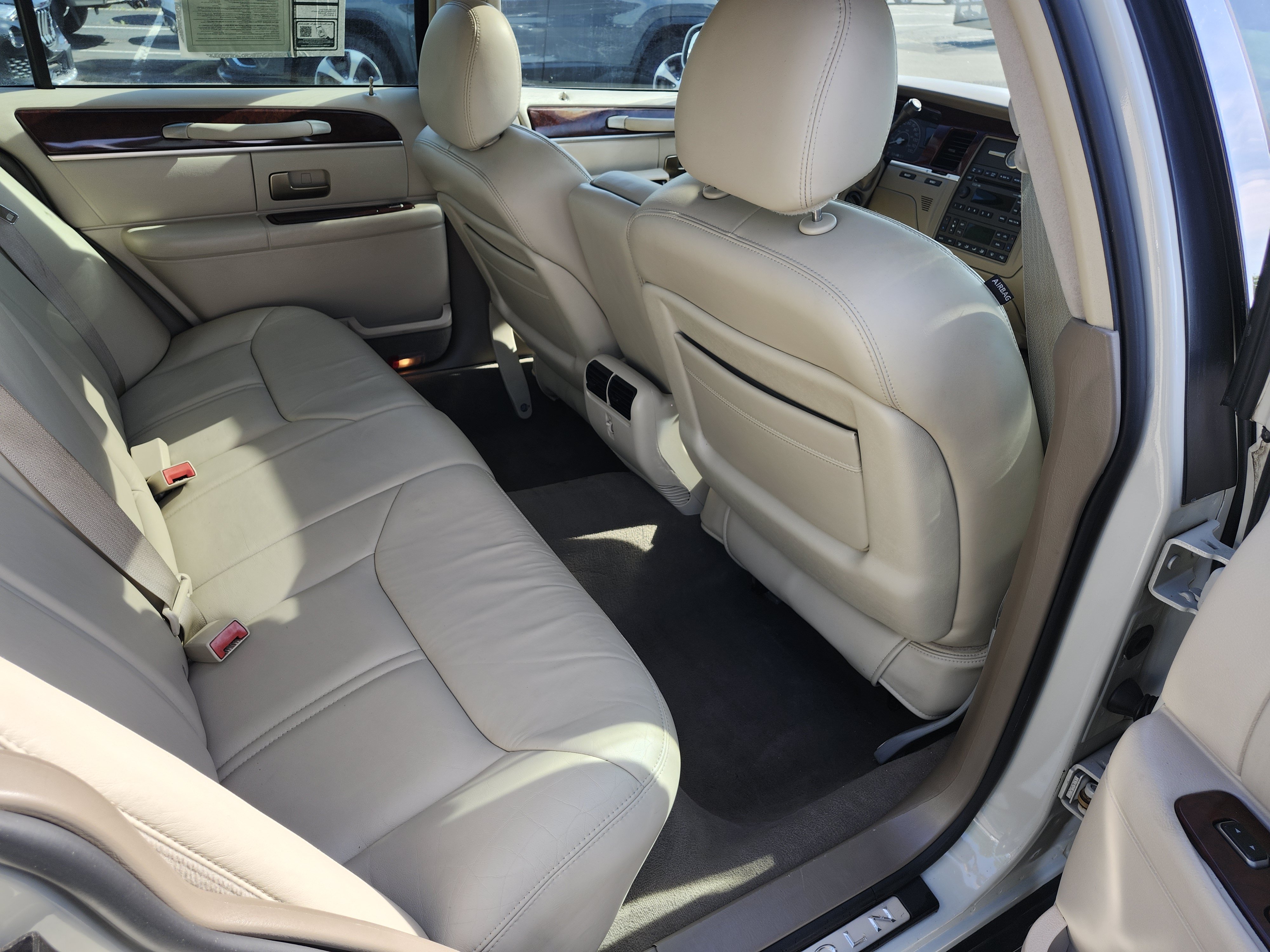 Used 2005 Lincoln Town Car Signature Limited RWD image 19