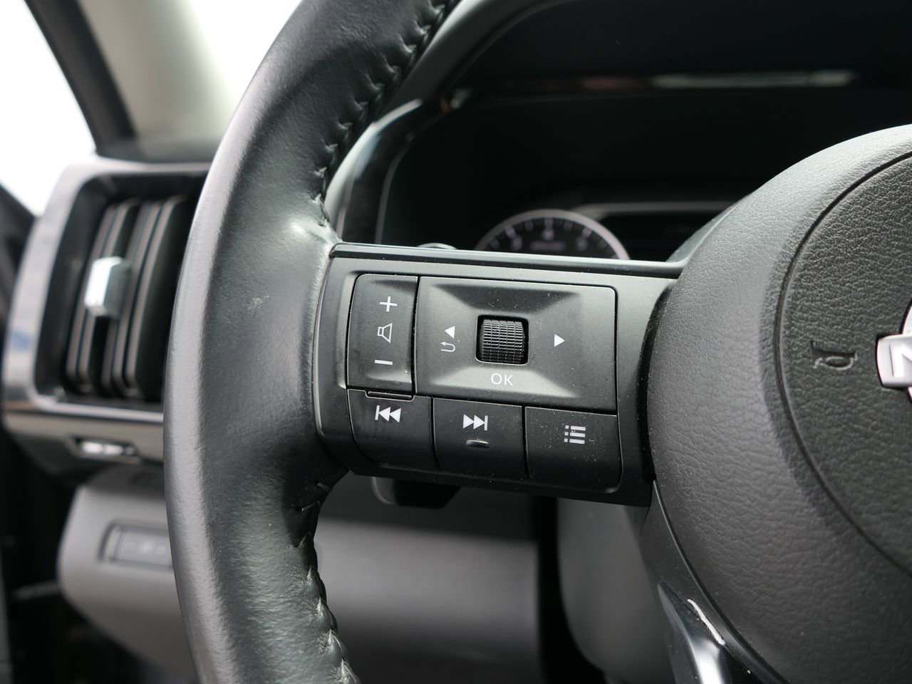 Used 2025 Nissan Pathfinder SV FWD image 15