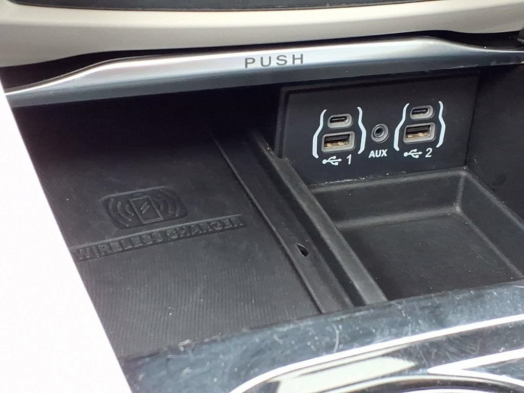 Used 2024 Chrysler Pacifica Limited FWD image 15