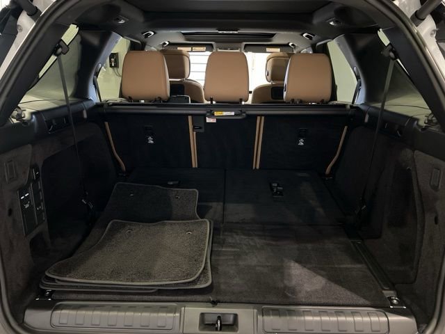 Used 2024 Land Rover Discovery Dynamic SE AWD/4WD image 40