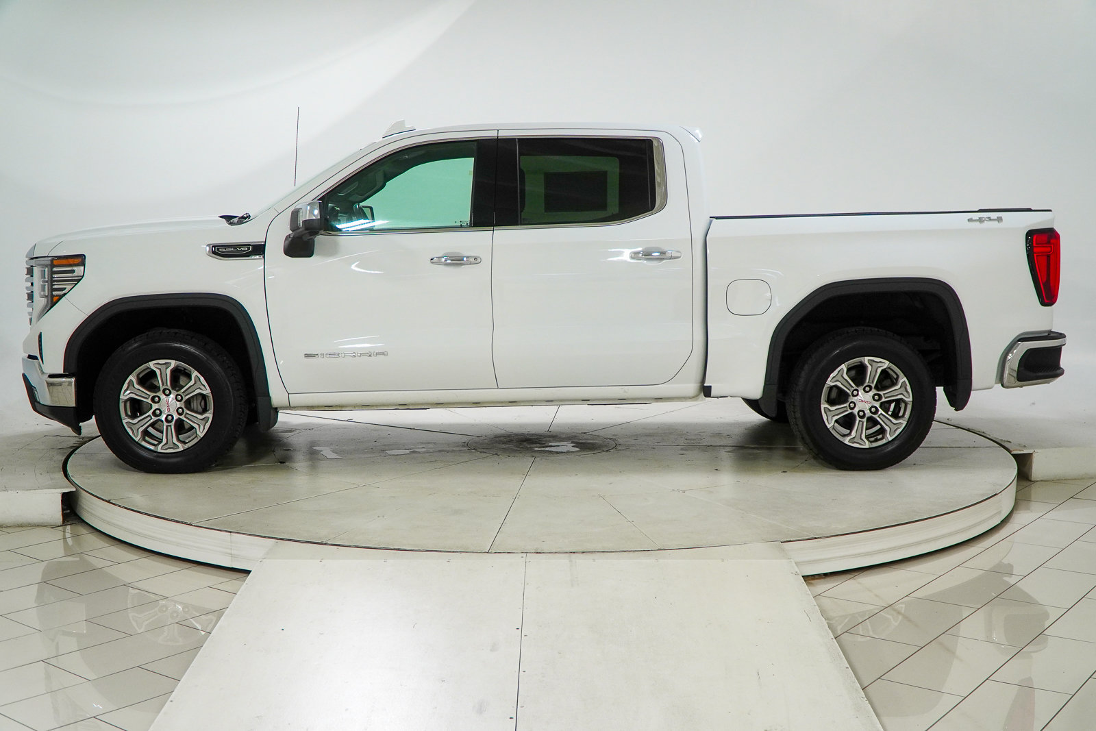 Used 2024 GMC Sierra 1500 SLT AWD/4WD image 4