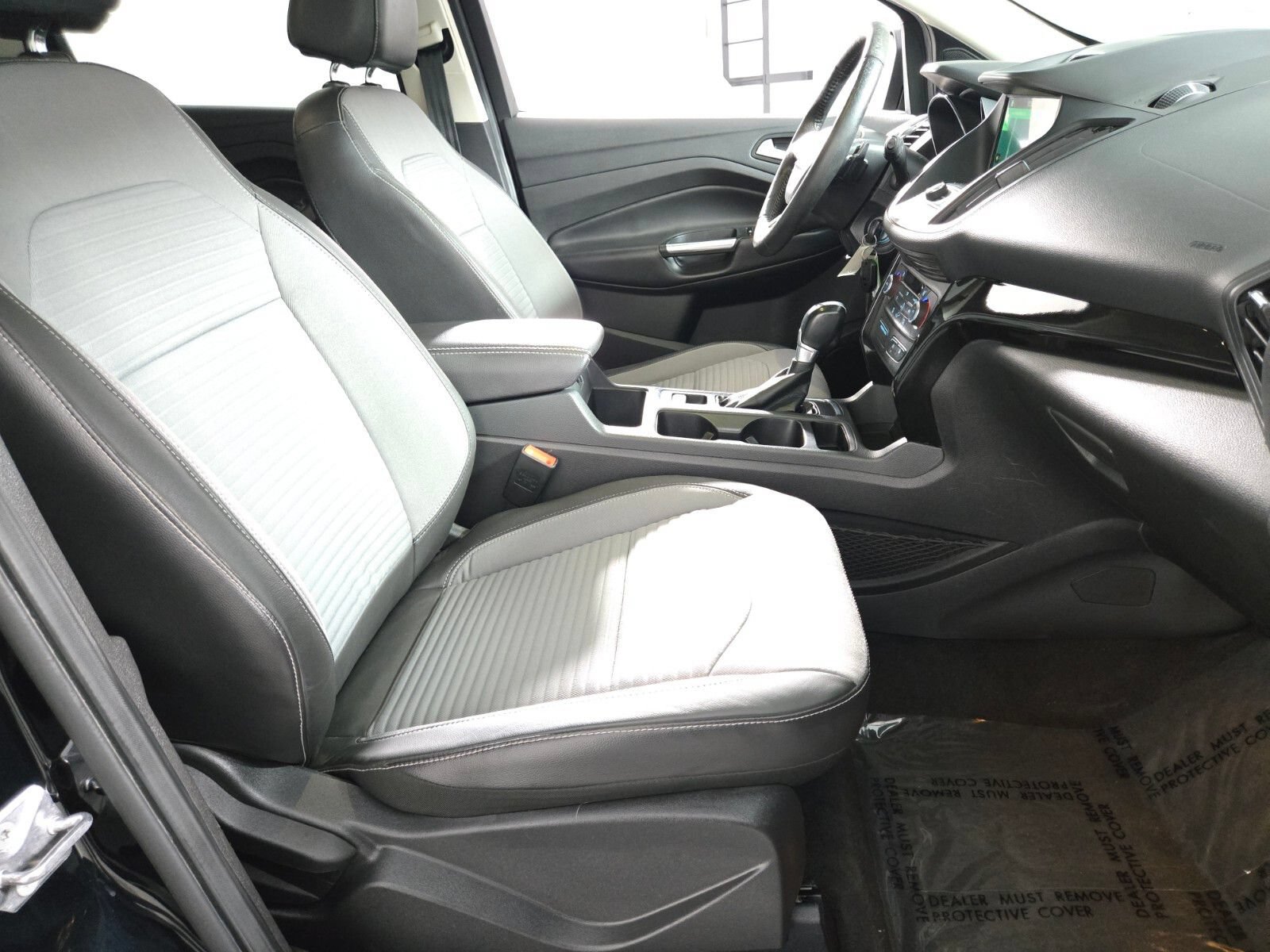 Used 2017 Ford Escape SE w/ Equipment Group 201A FWD image 3