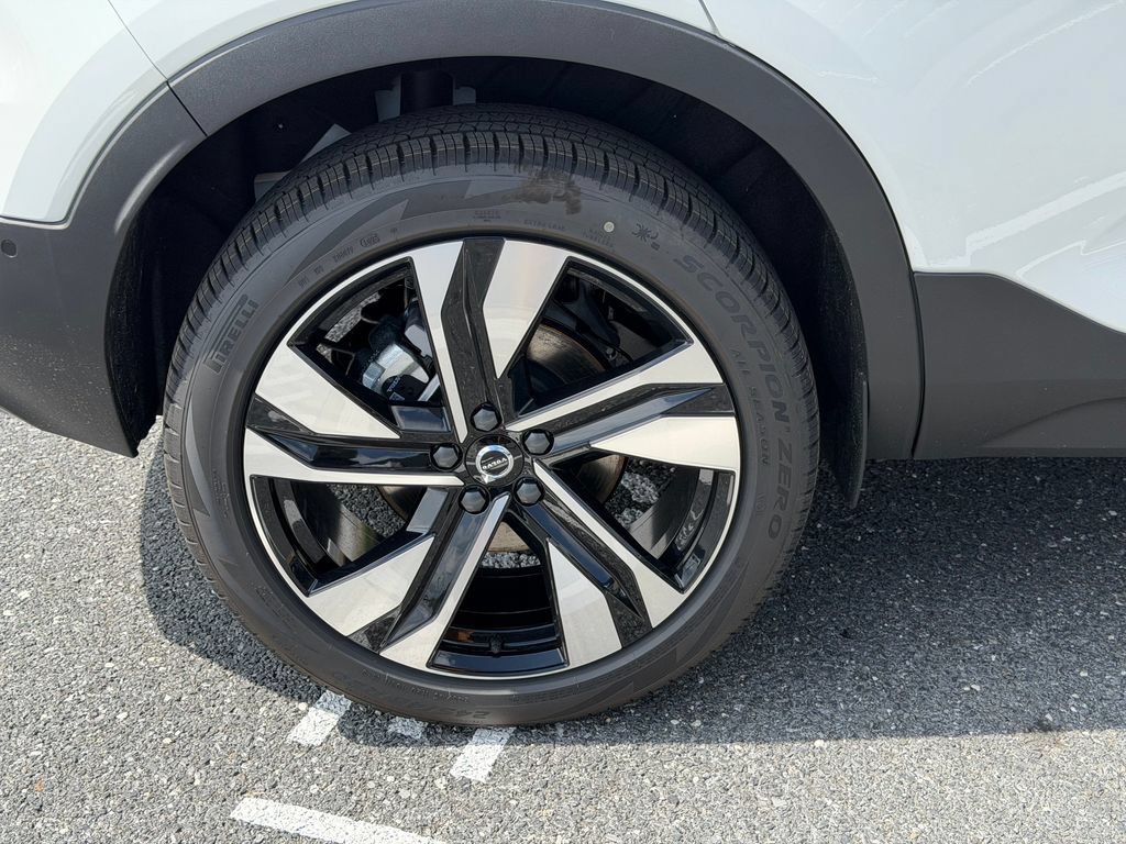 New 2026 Volvo XC40 B5 Plus w/ Climate Package AWD/4WD image 6