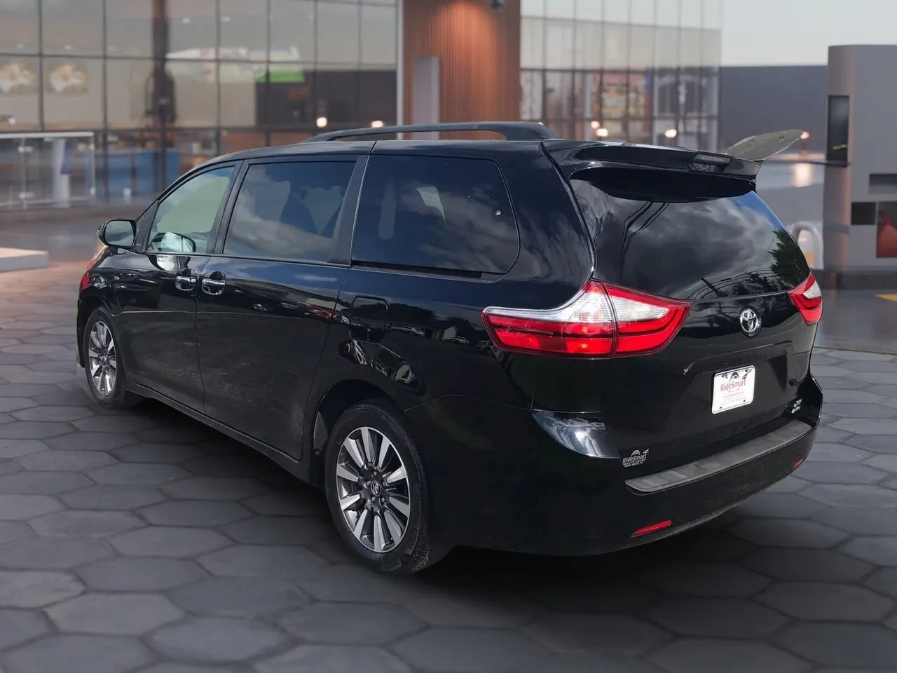 Used 2019 Toyota Sienna XLE AWD/4WD image 9