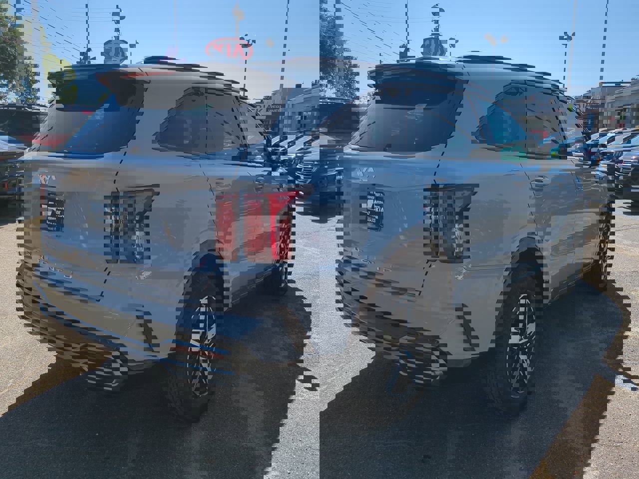 Used 2022 Kia Sorento EX w/ Panoramic Sunroof Package image 5