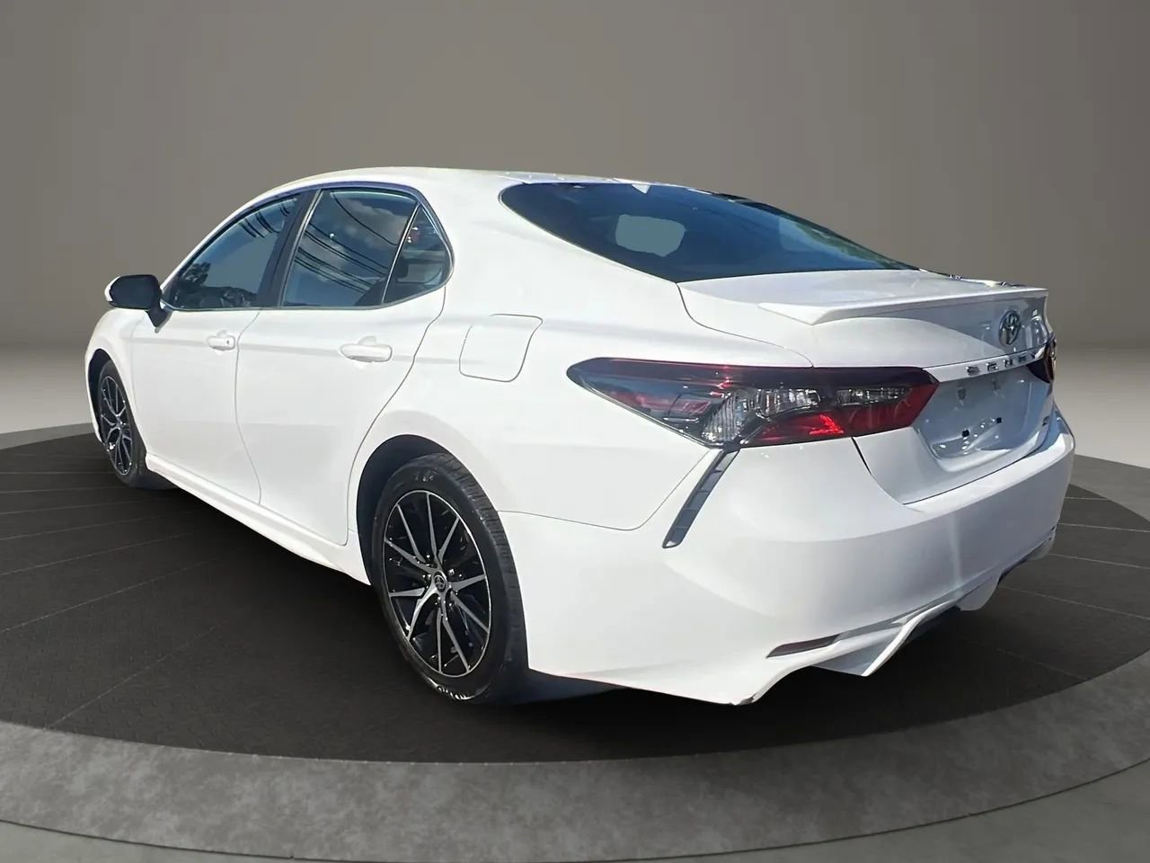 Used 2023 Toyota Camry SE image 7