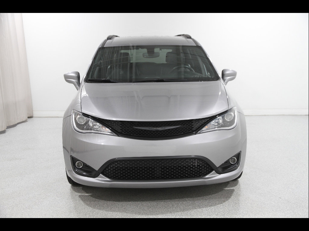 Used 2020 Chrysler Pacifica Touring-L w/ S Appearance Package FWD image 2
