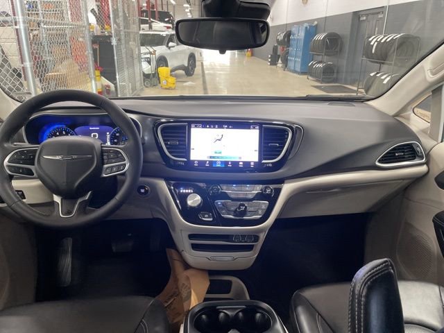Used 2024 Chrysler Pacifica Touring-L image 25