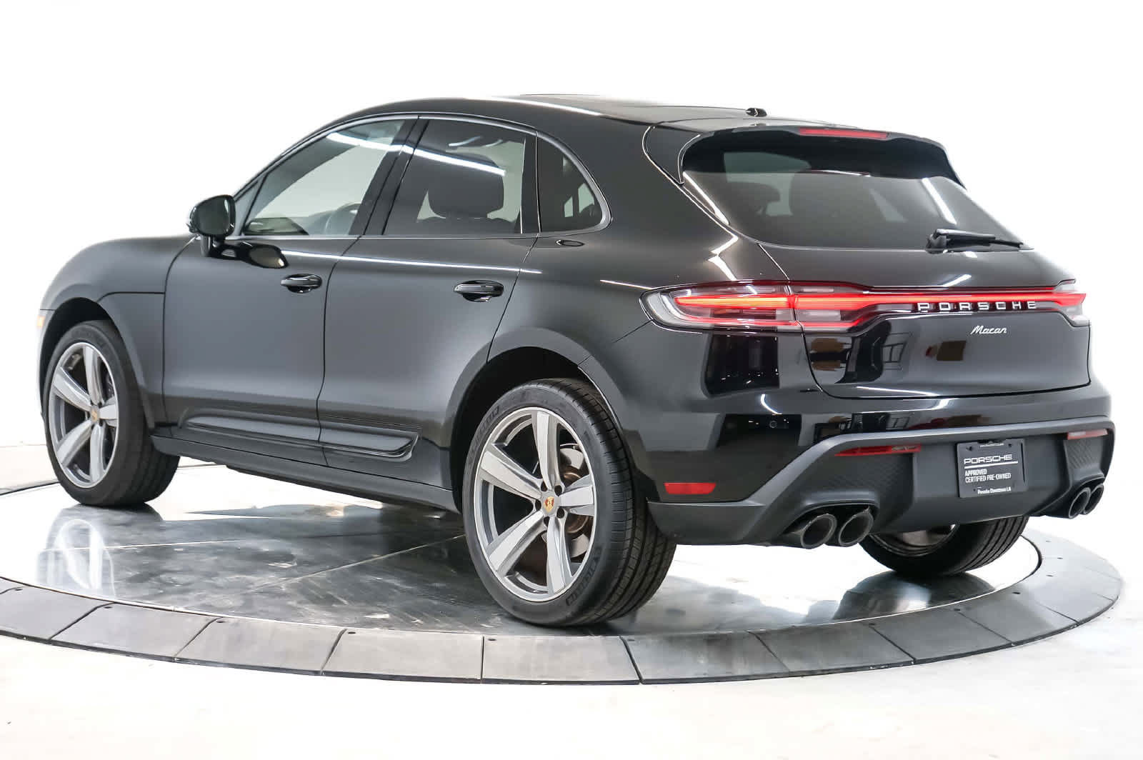 Certified 2025 Porsche Macan AWD/4WD image 3