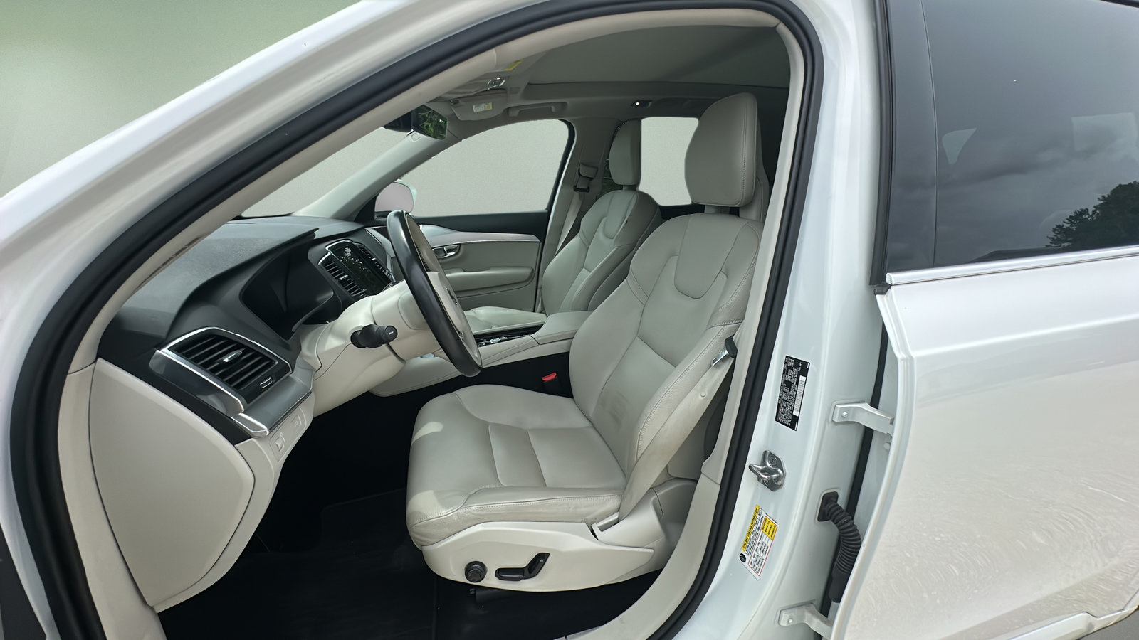 Used 2017 Volvo XC90 T6 Momentum w/ Vision Package AWD/4WD image 17