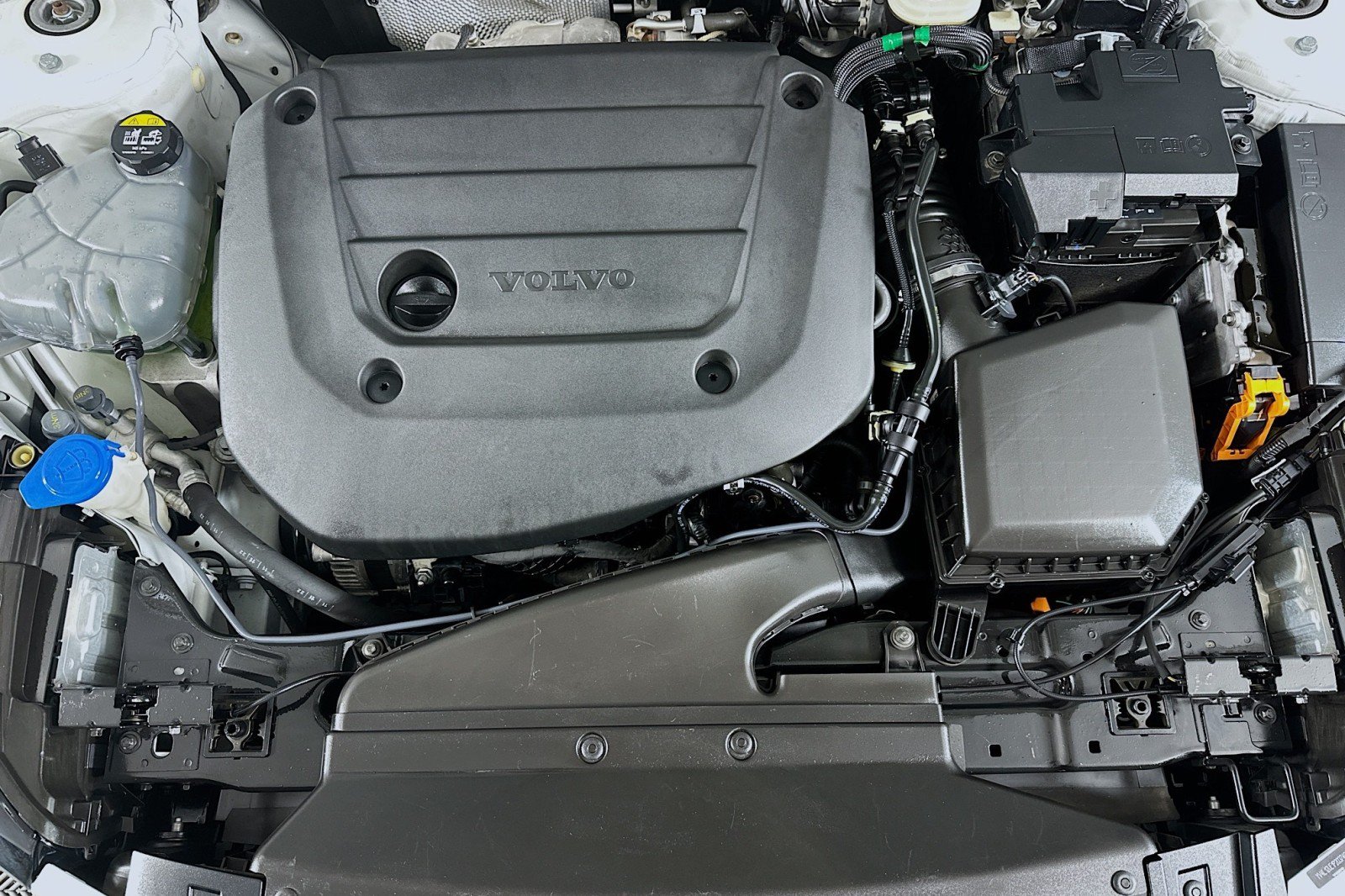 Used 2023 Volvo XC40 B5 Plus AWD/4WD image 12