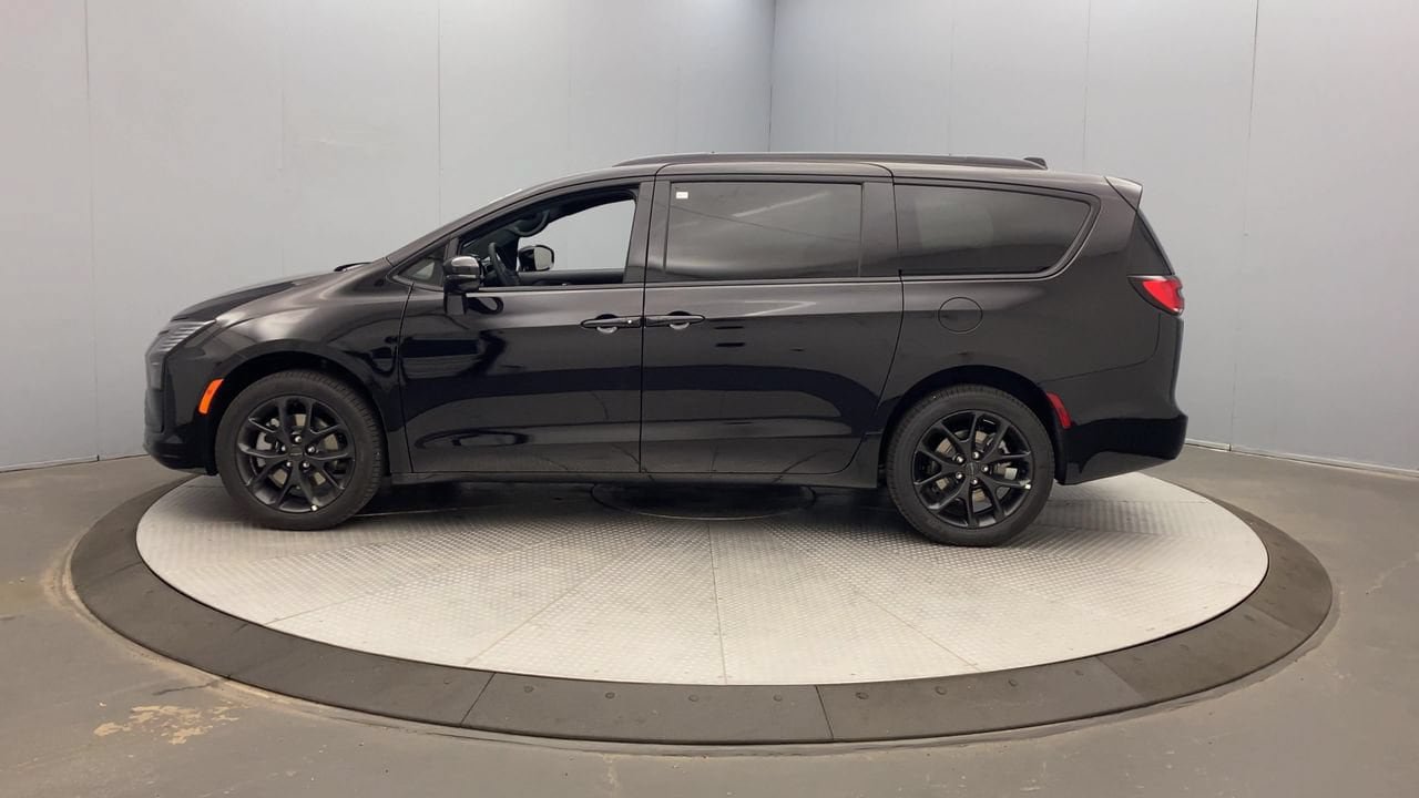 New 2027 Chrysler Pacifica Limited w/ Family Tech Group AWD/4WD image 2