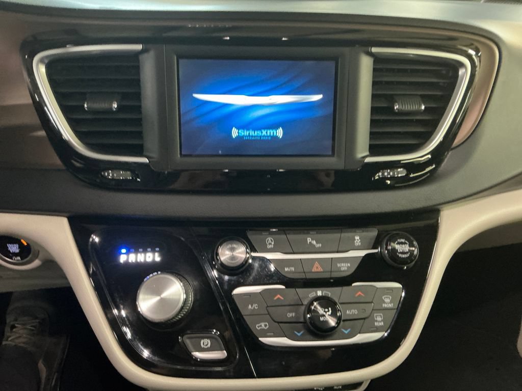 Used 2018 Chrysler Pacifica Touring Plus FWD image 19