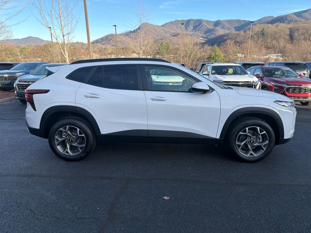 New 2025 Chevrolet Trax LT w/ LT Convenience Package image 2