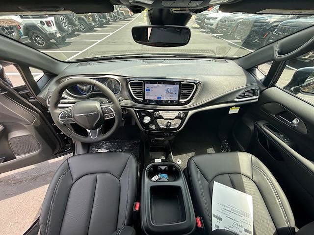 New 2025 Chrysler Pacifica Select FWD image 18