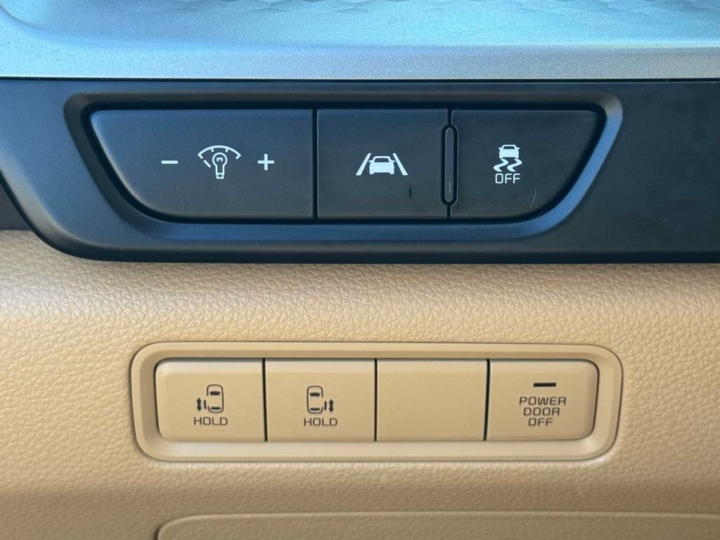 Used 2024 Kia Carnival LX image 19