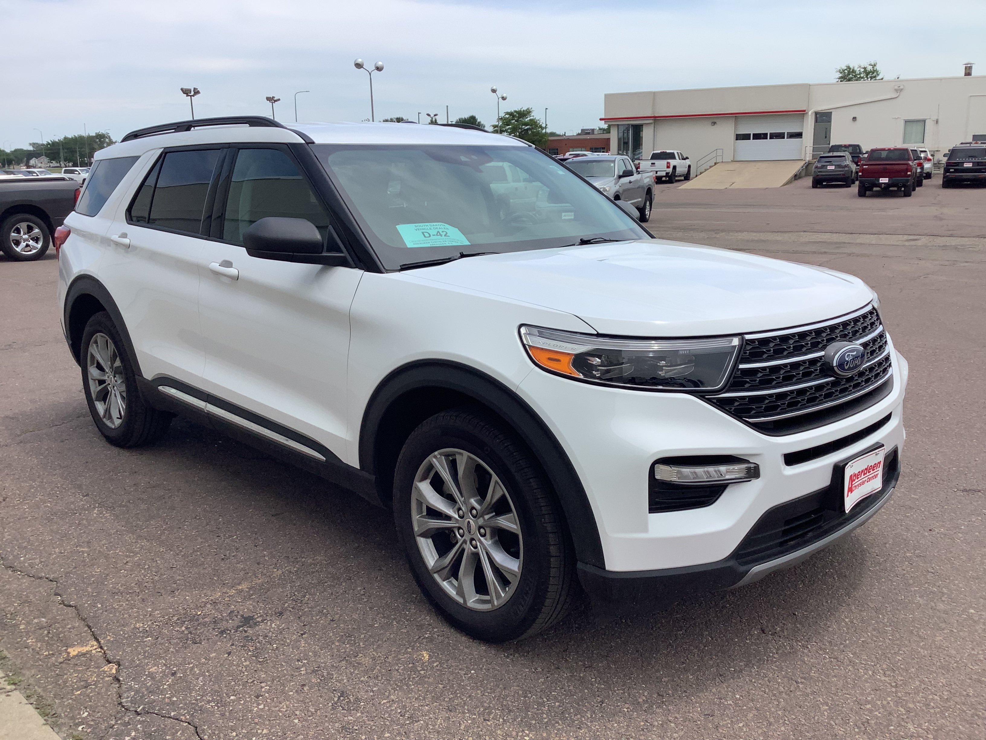 Used 2022 Ford Explorer XLT w/ Equipment Group 202A AWD/4WD image 4