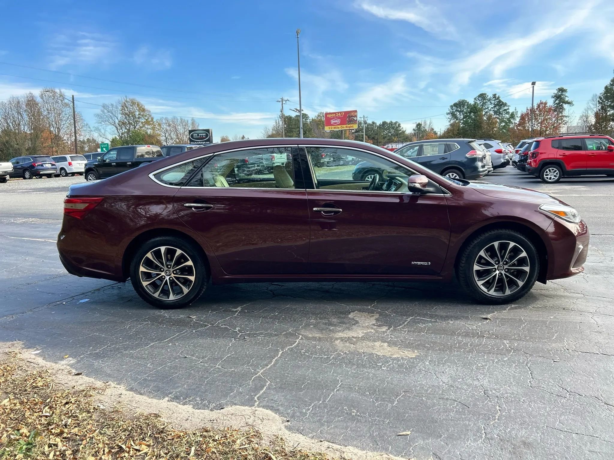 Used 2018 Toyota Avalon XLE Premium image 5