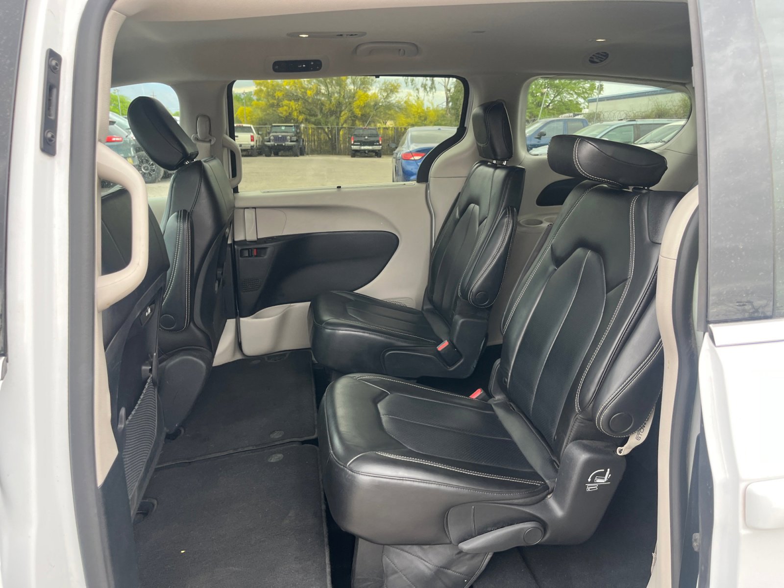 Certified 2023 Chrysler Pacifica Touring-L image 16