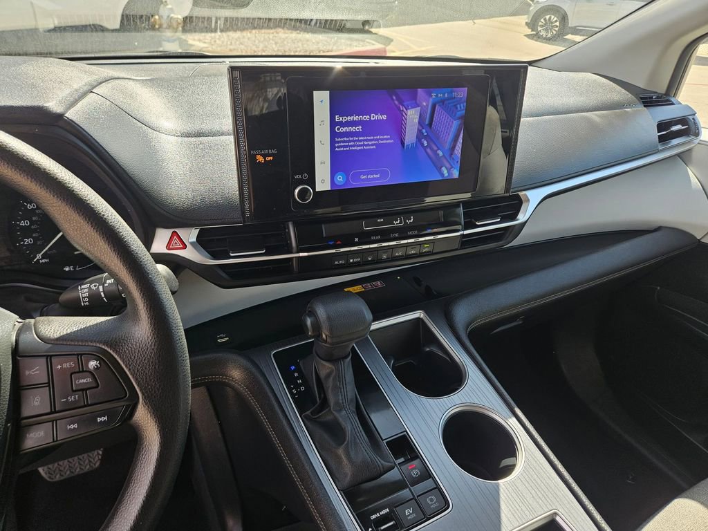 Used 2025 Toyota Sienna LE image 20
