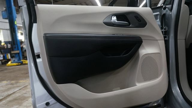 Used 2024 Chrysler Pacifica Touring-L image 31