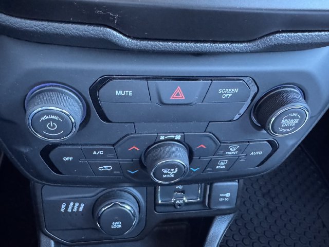 Used 2019 Jeep Renegade Latitude w/ Cold Weather Group AWD/4WD image 13