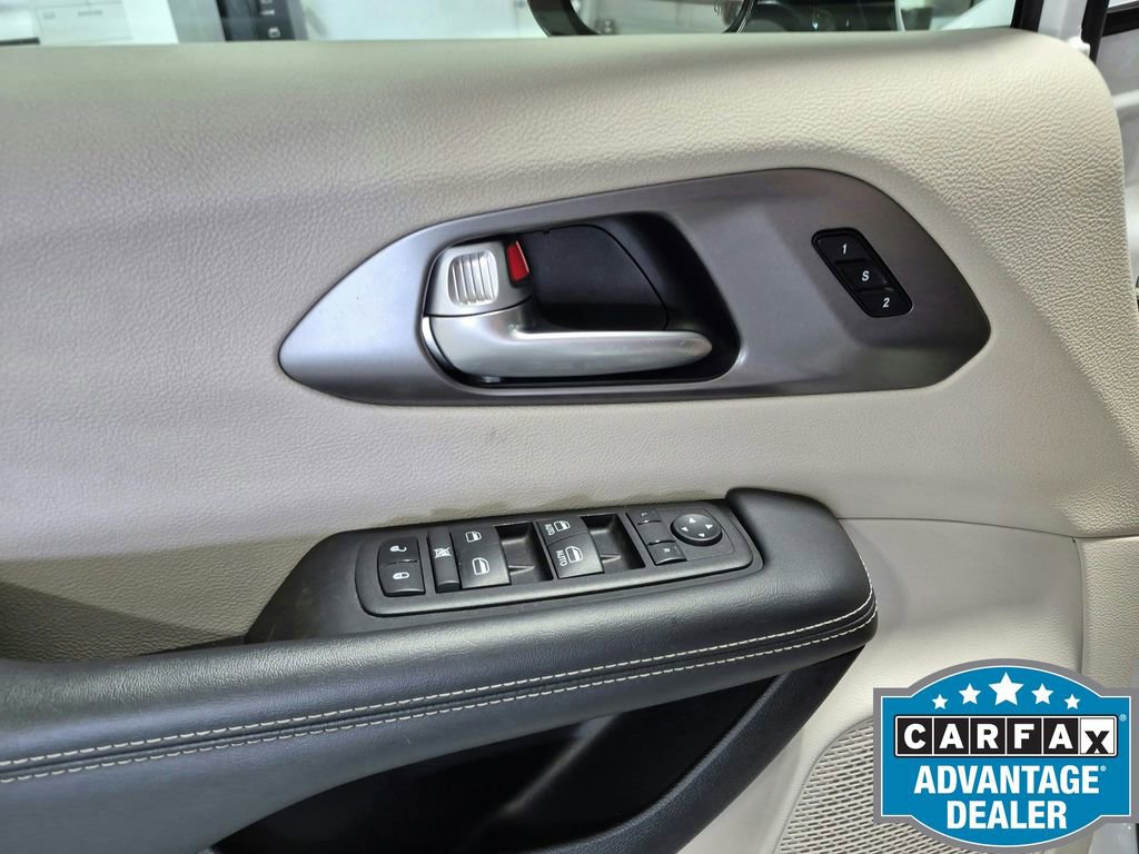 Used 2024 Chrysler Pacifica Touring-L image 29