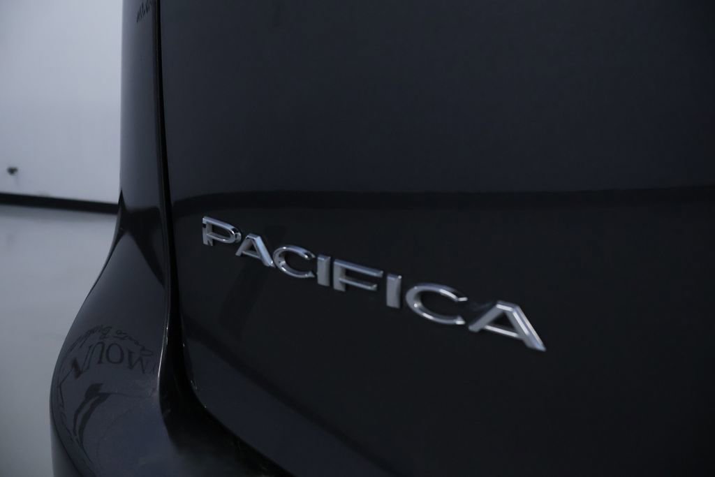 Used 2023 Chrysler Pacifica Touring-L image 10