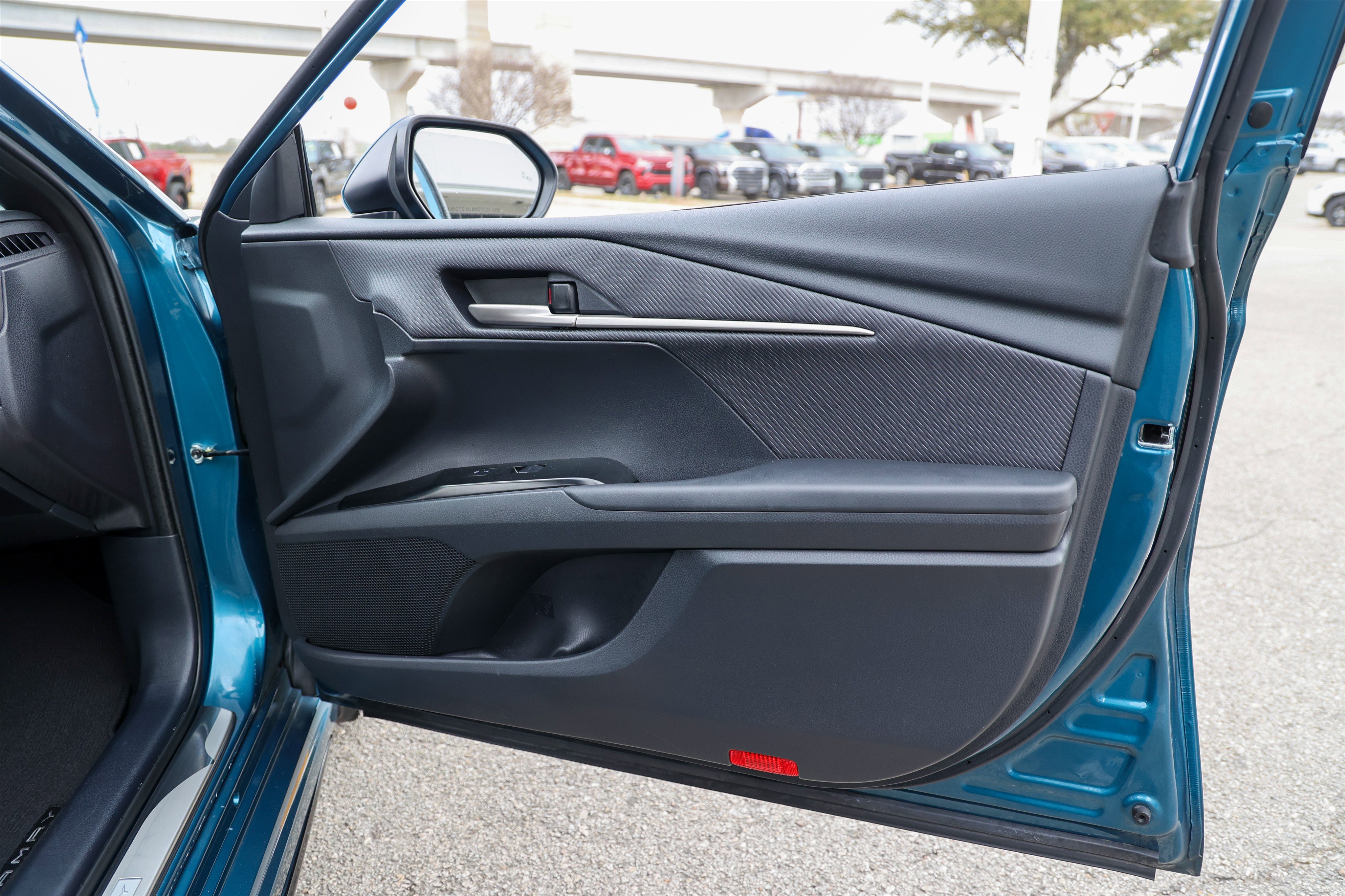 Used 2025 Toyota Camry SE w/ Convenience Package image 43