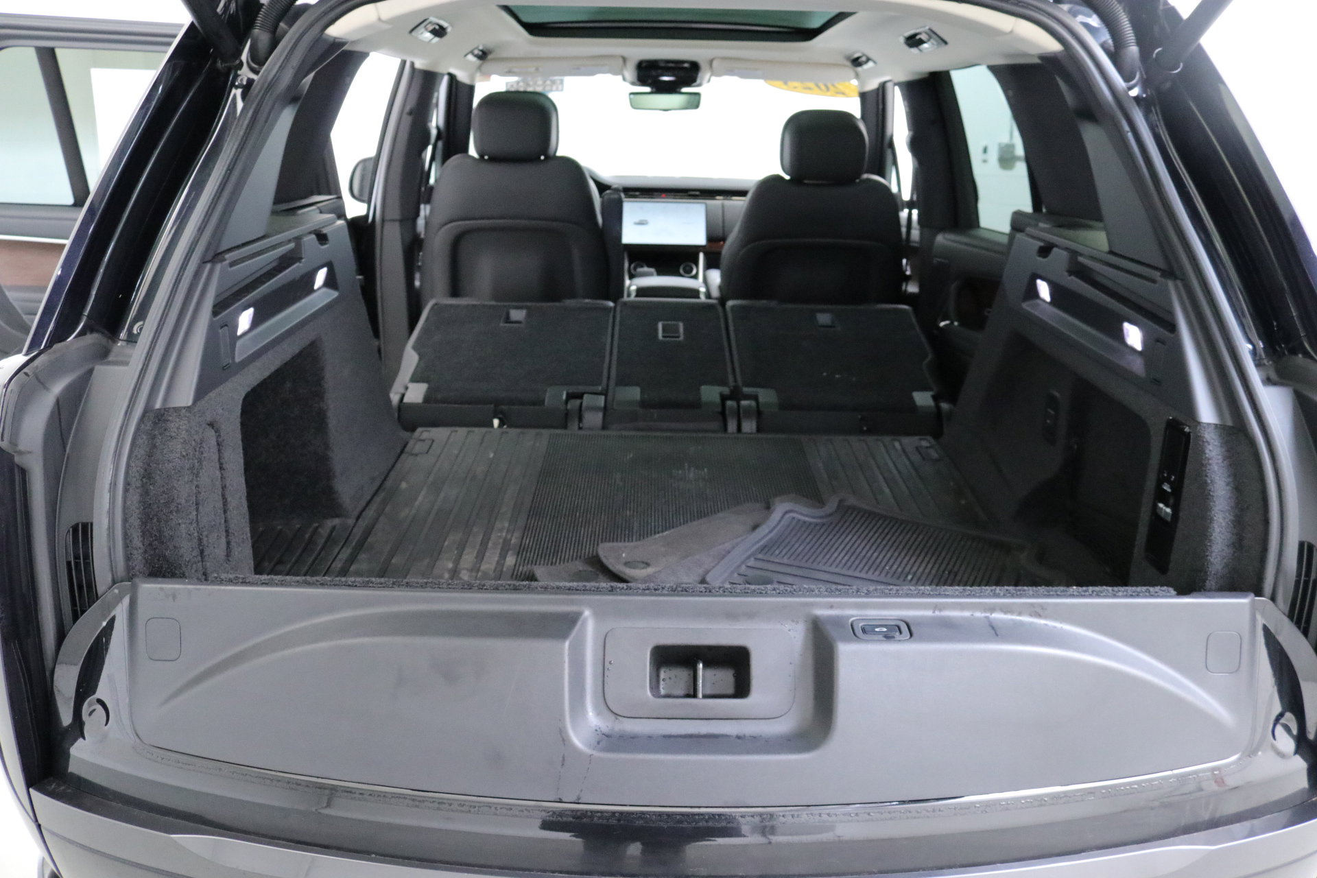 Used 2023 Land Rover Range Rover SE image 25