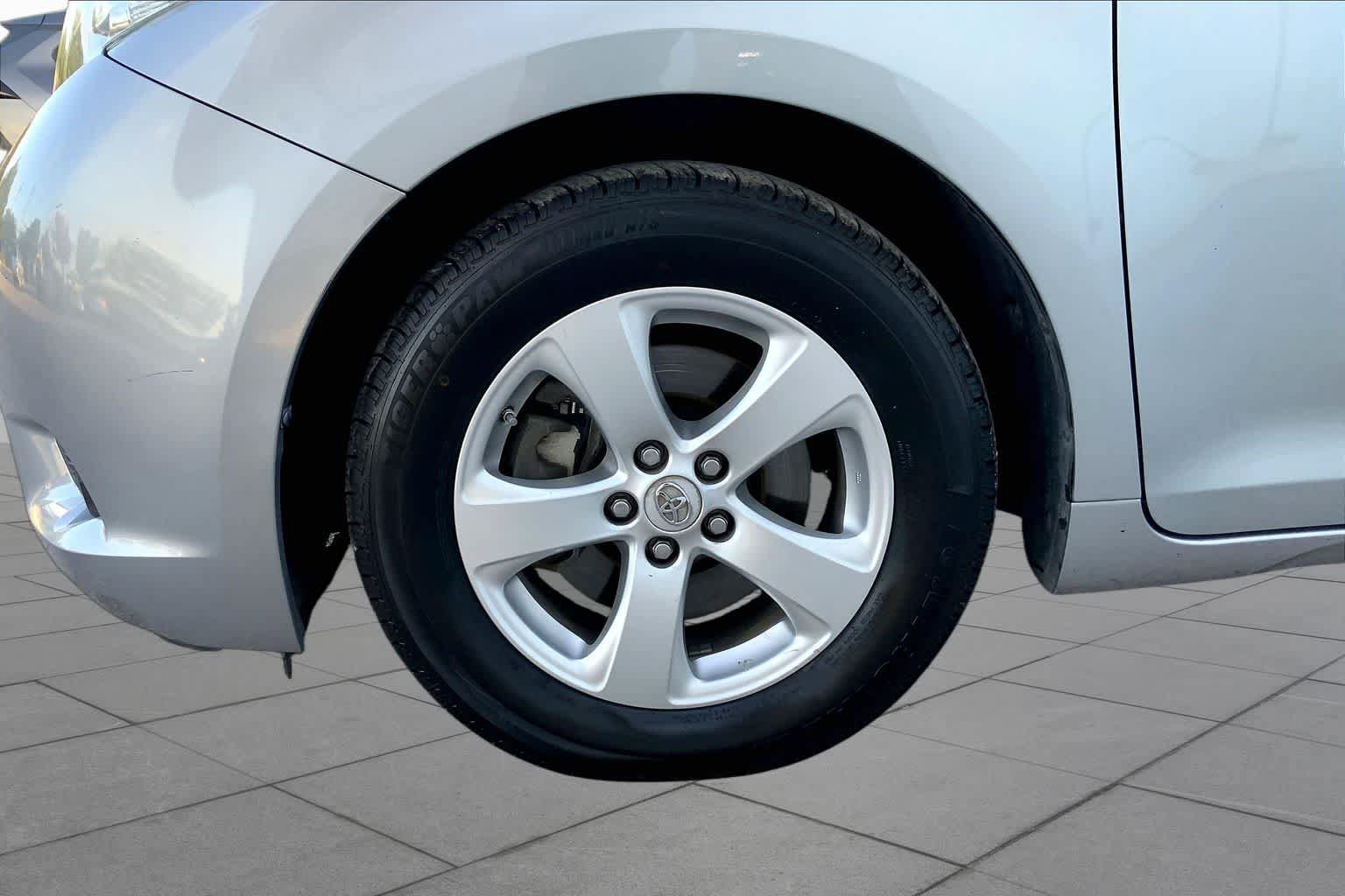 Used 2015 Toyota Sienna LE FWD image 11