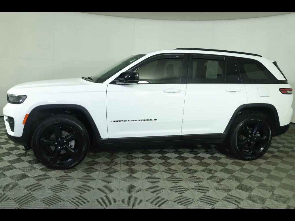 Used 2023 Jeep Grand Cherokee Altitude image 4