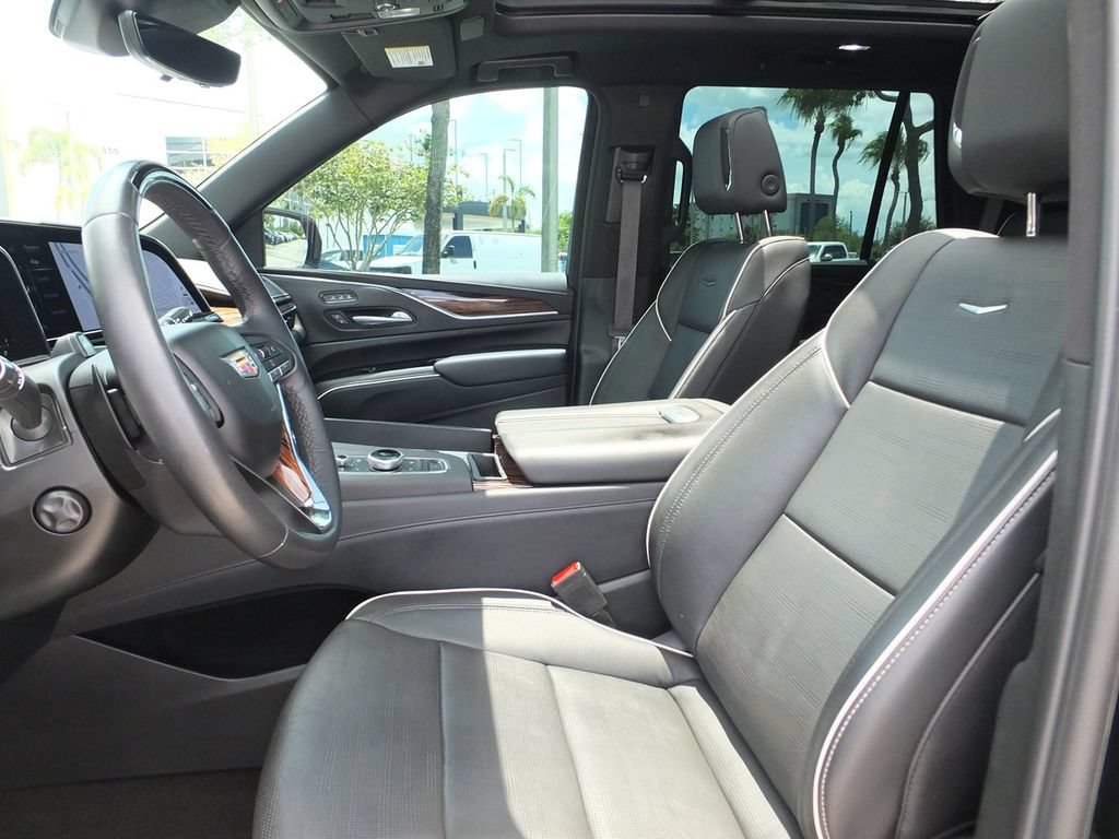 Used 2024 Cadillac Escalade Premium Luxury AWD/4WD image 19