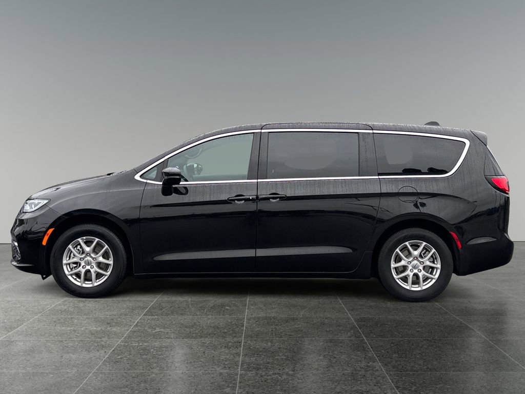 Used 2025 Chrysler Pacifica Select image 4