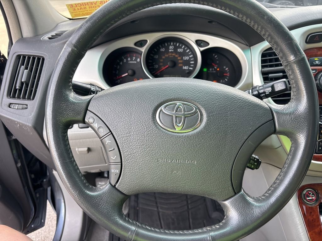 Used 2005 Toyota Highlander 2WD V6 w/ 3rd Row image 12