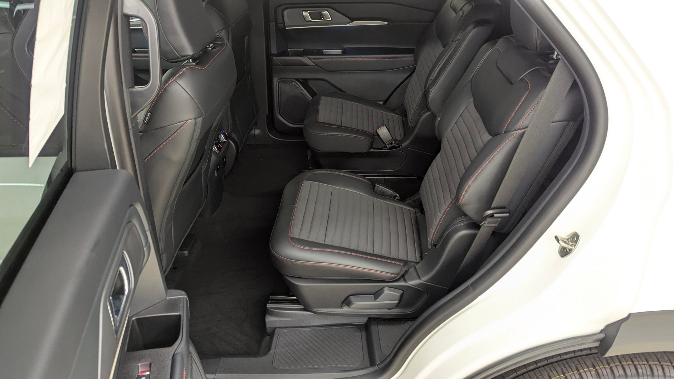 New 2026 Ford Explorer ST-Line w/ ST-Line Street Pack image 14