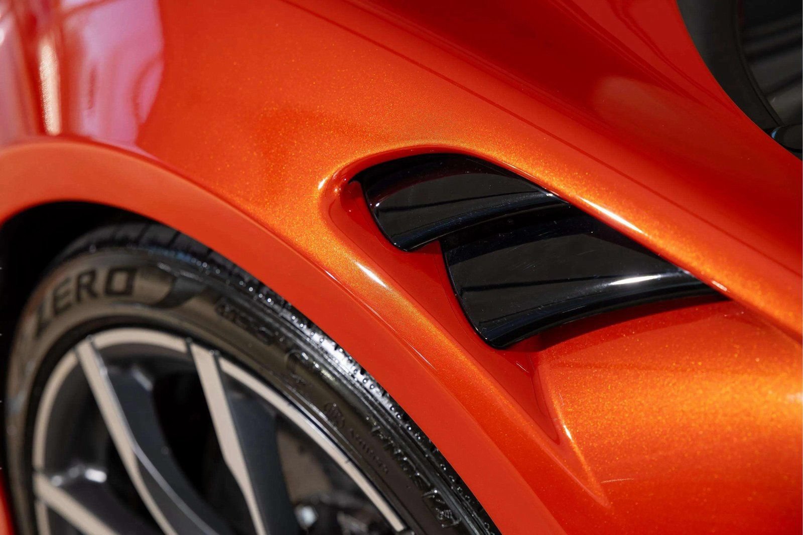 Used 2023 McLaren Artura RWD image 10