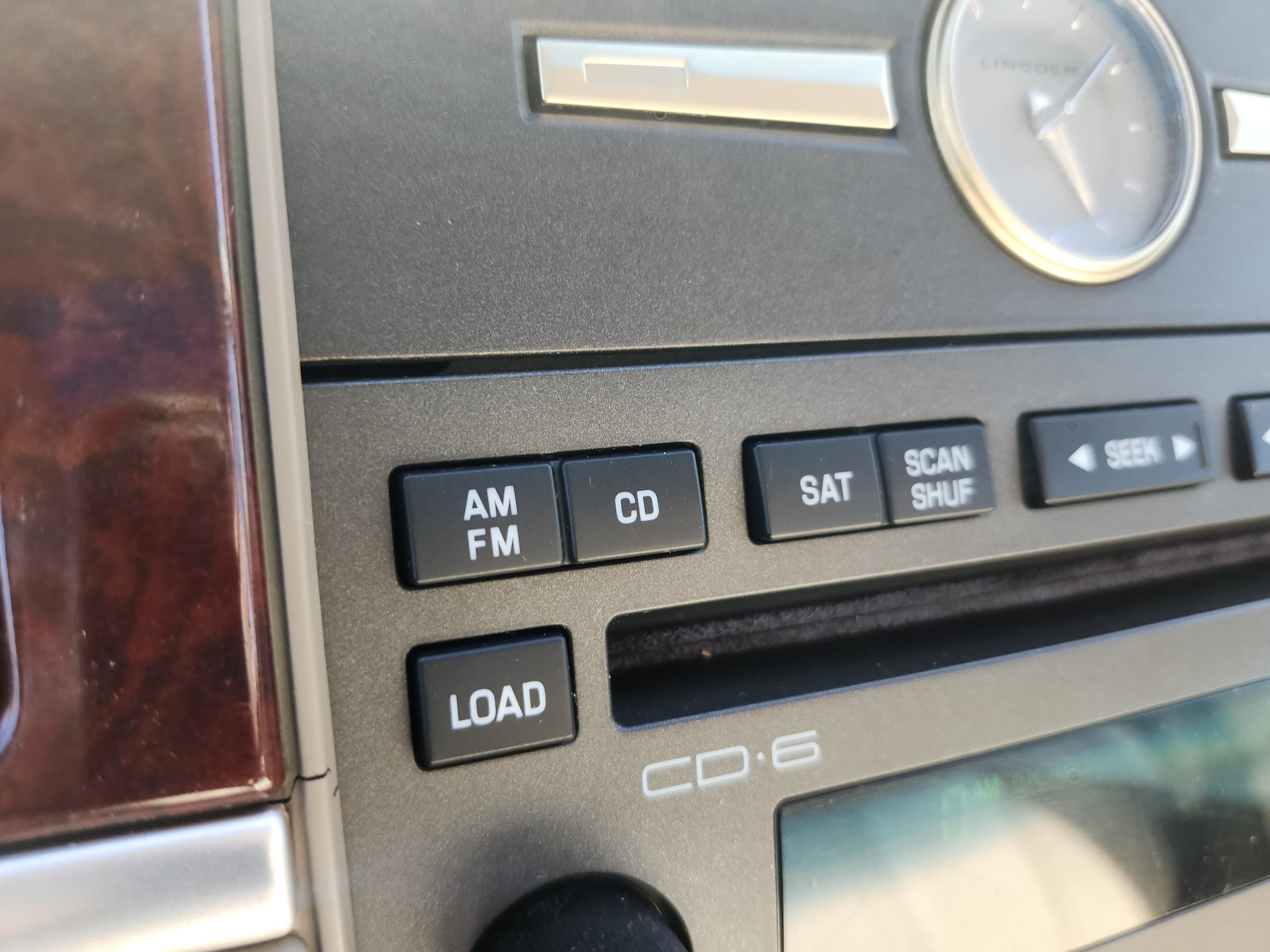Used 2005 Lincoln Town Car Signature Limited RWD image 4