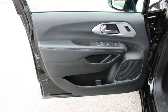 Used 2025 Chrysler Pacifica Limited FWD image 13