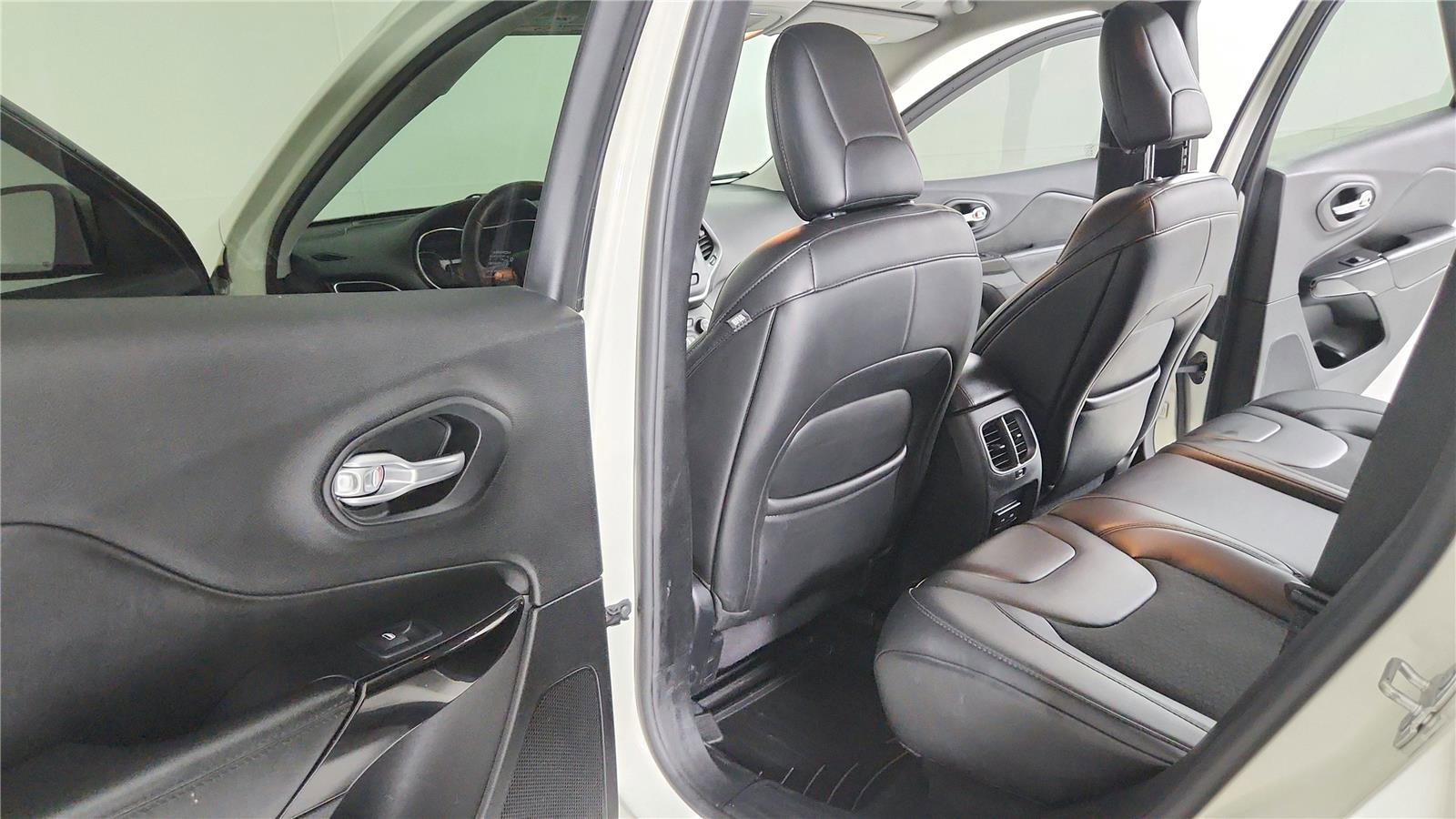 Used 2019 Jeep Cherokee Latitude Plus AWD/4WD image 13