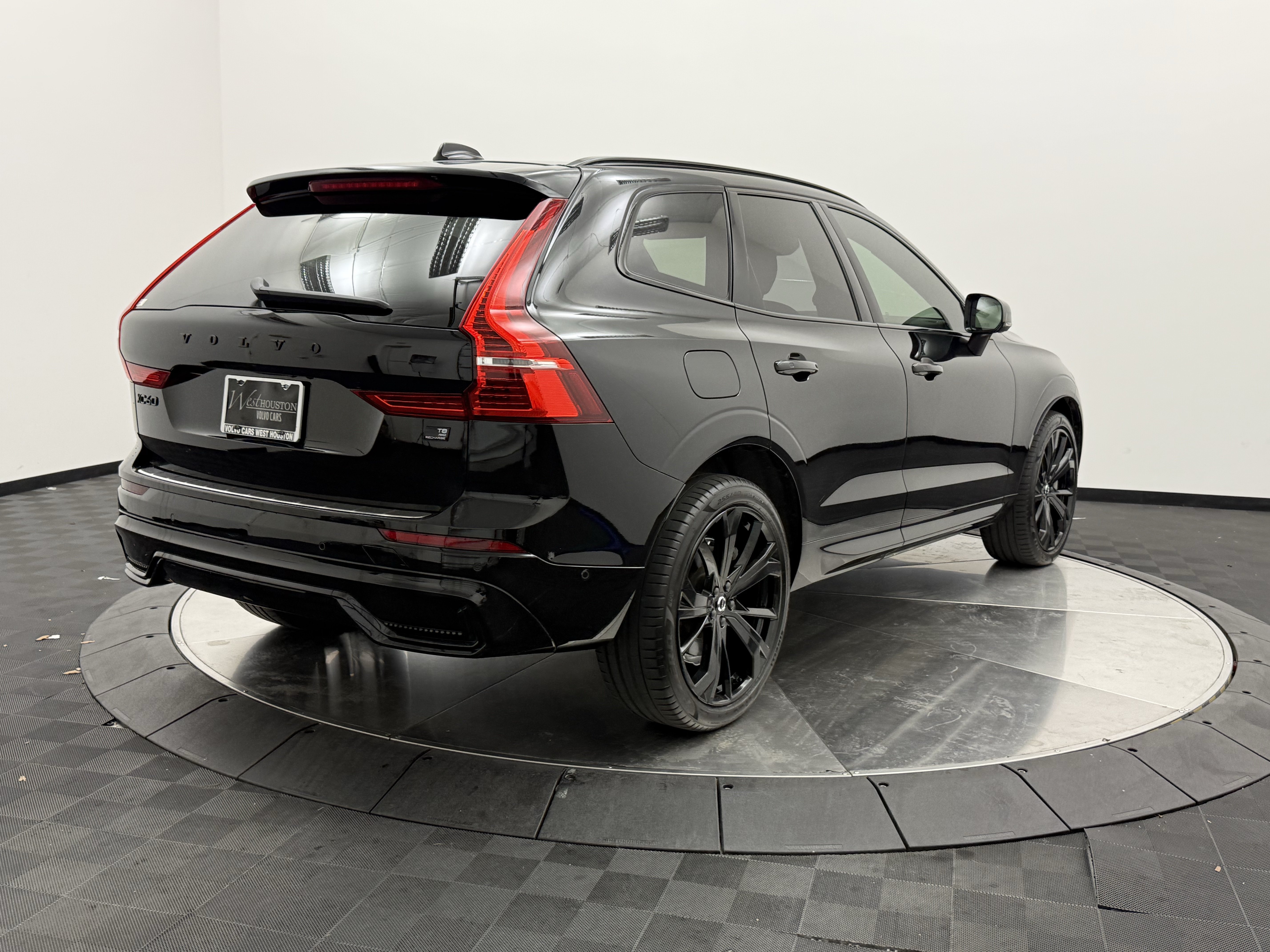 Certified 2024 Volvo XC60 T8 Ultimate w/ Protection Package Premier AWD/4WD image 7