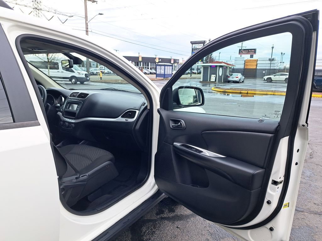 Used 2019 Dodge Journey SE image 16