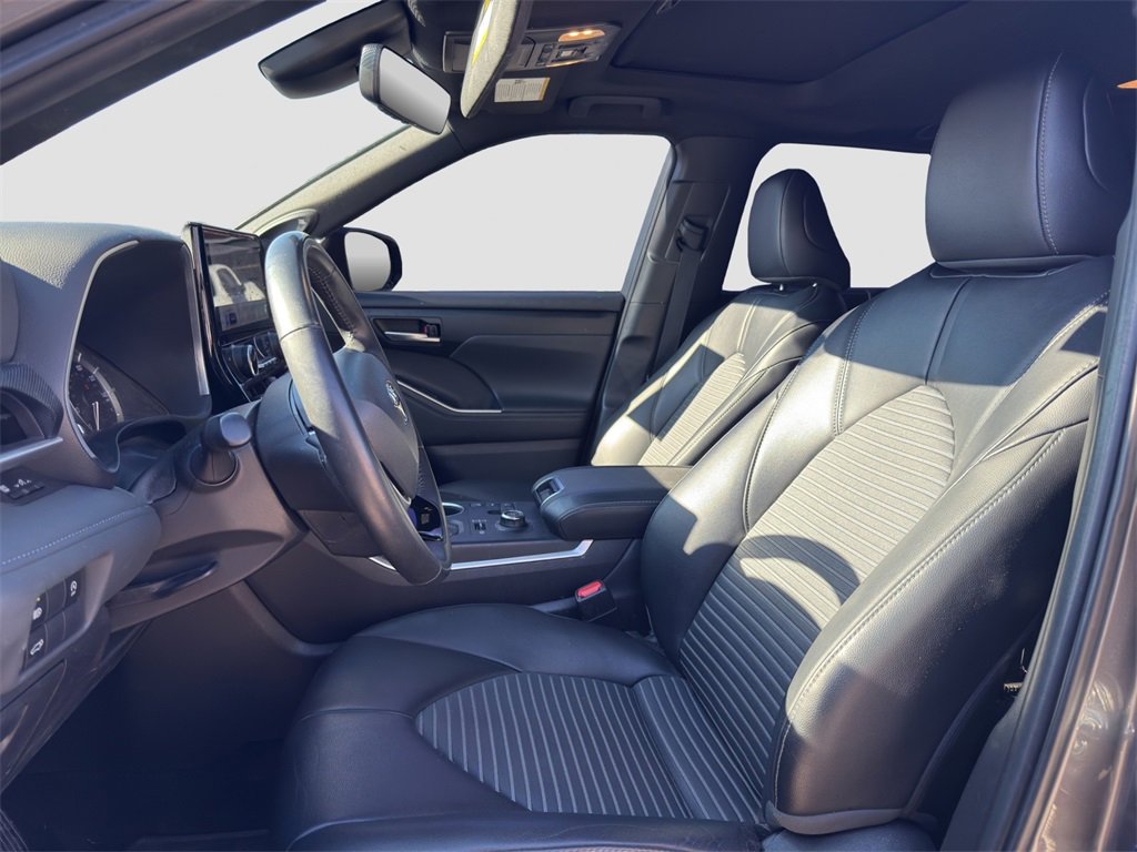 Used 2023 Toyota Highlander L image 5