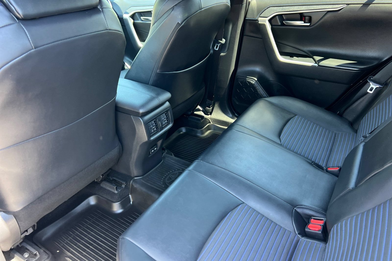 Used 2022 Toyota RAV4 XSE AWD/4WD image 13