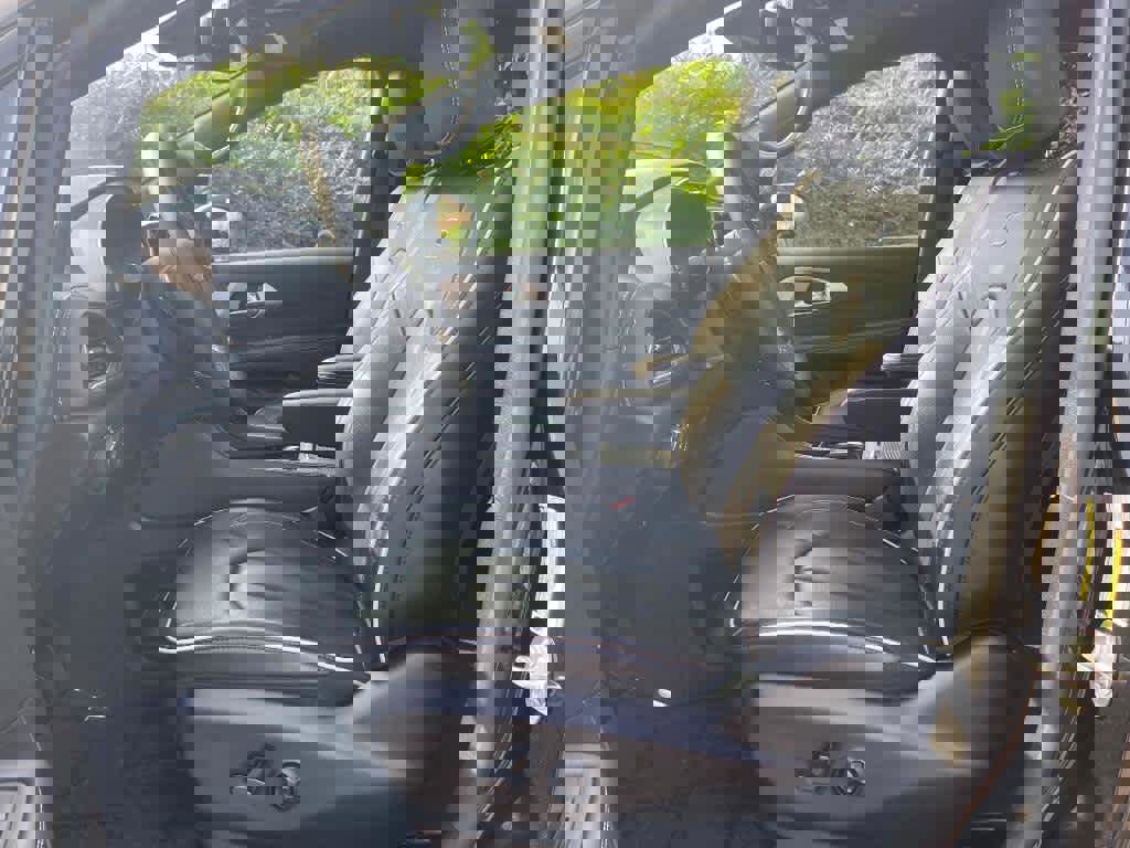 Used 2023 Chrysler Pacifica Limited w/ Uconnect Theater Family Group image 13