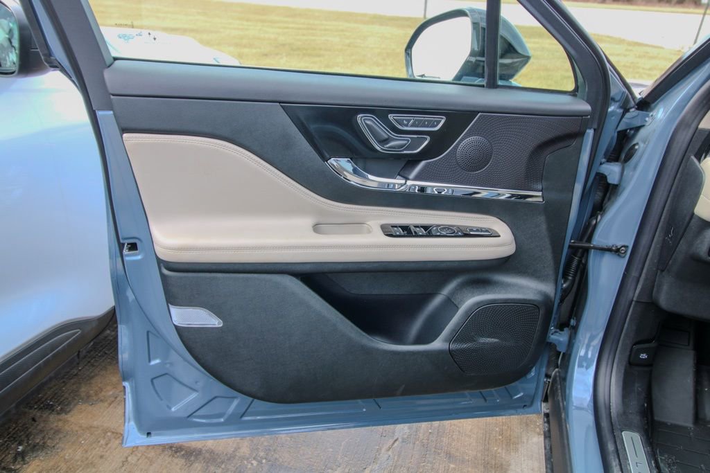 Used 2026 Lincoln Corsair Premiere image 11