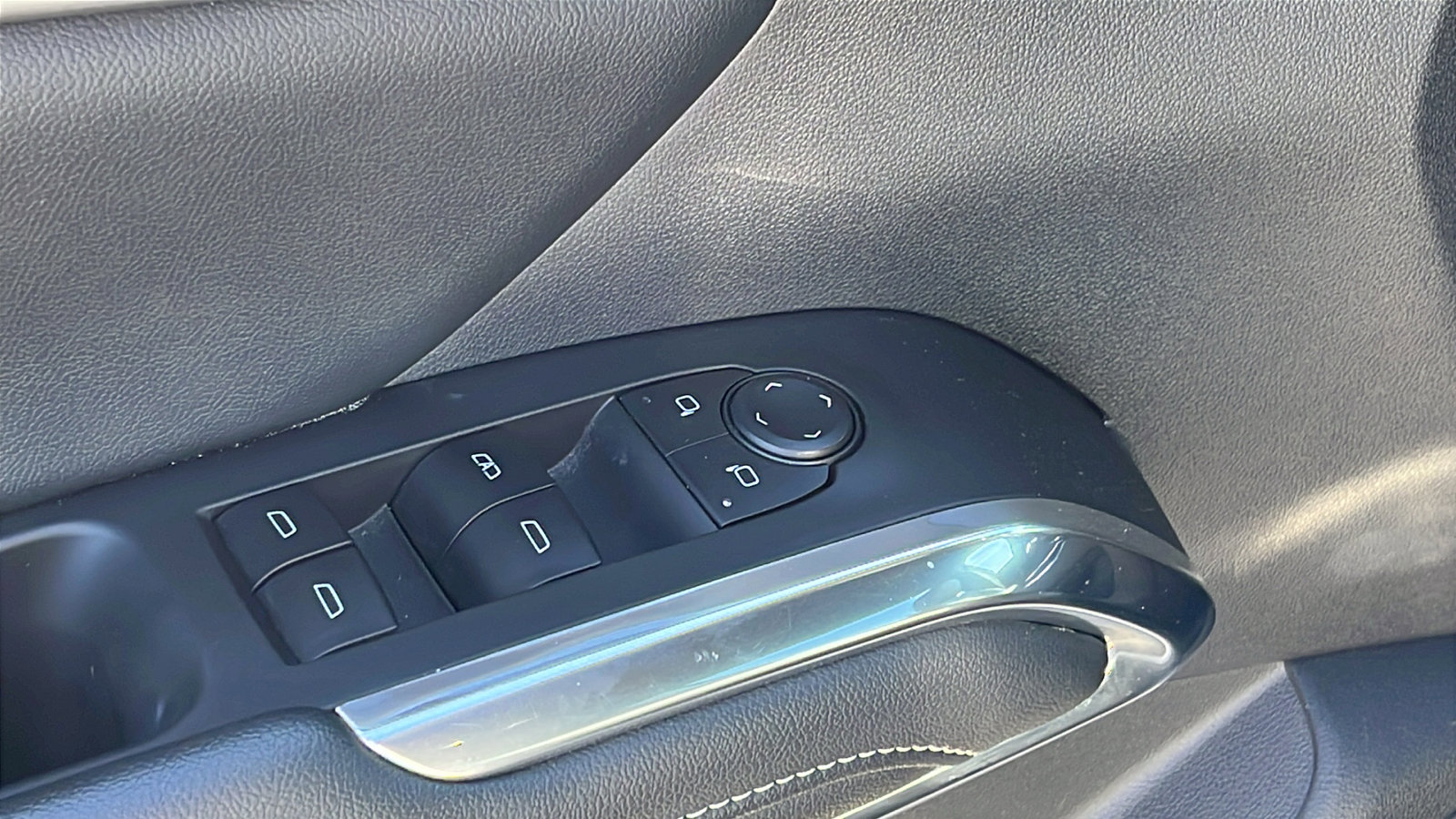 Used 2025 Chevrolet Traverse LT image 12